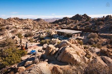 美国加州的西南部有一处著名的莫哈韦沙漠,有人在上面修了一座房子