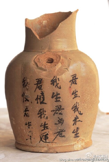 铜官窑执壶上我们可以看到许多唐人笔迹,这对当代学者研究唐代文字