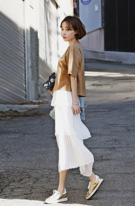 t恤】 【休闲运动鞋】非常韩范的搭配,简单的t恤配上不一样的半身裙