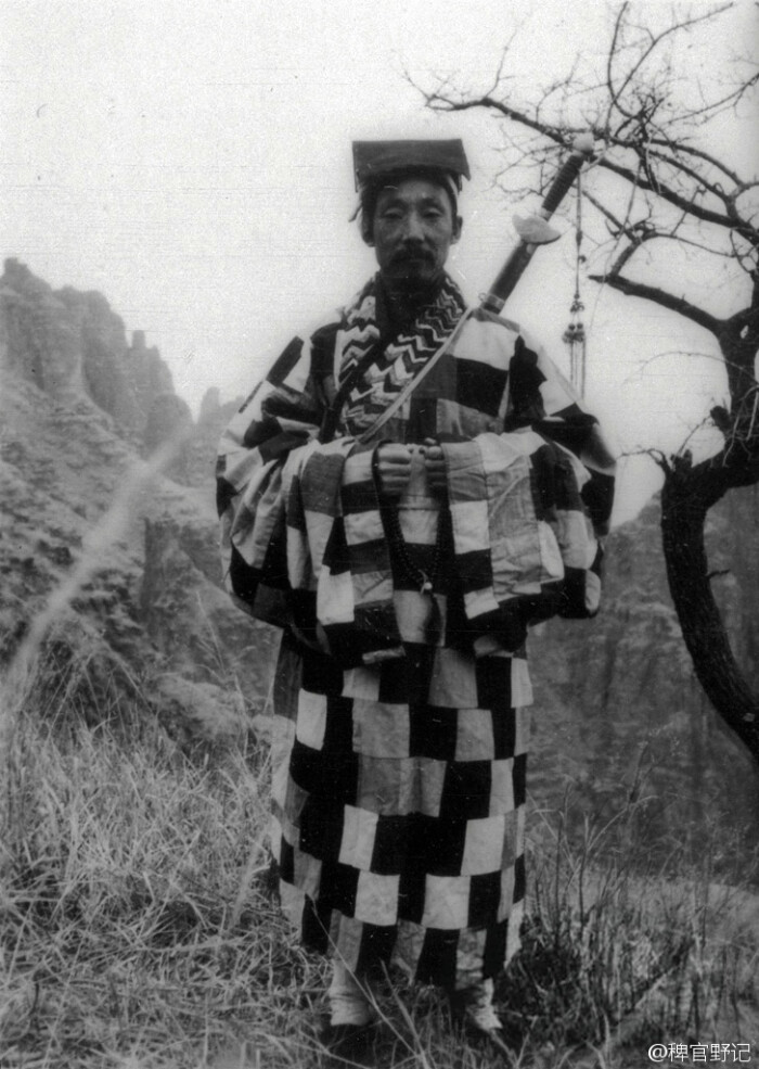 【水田衣】袈裟的别名.