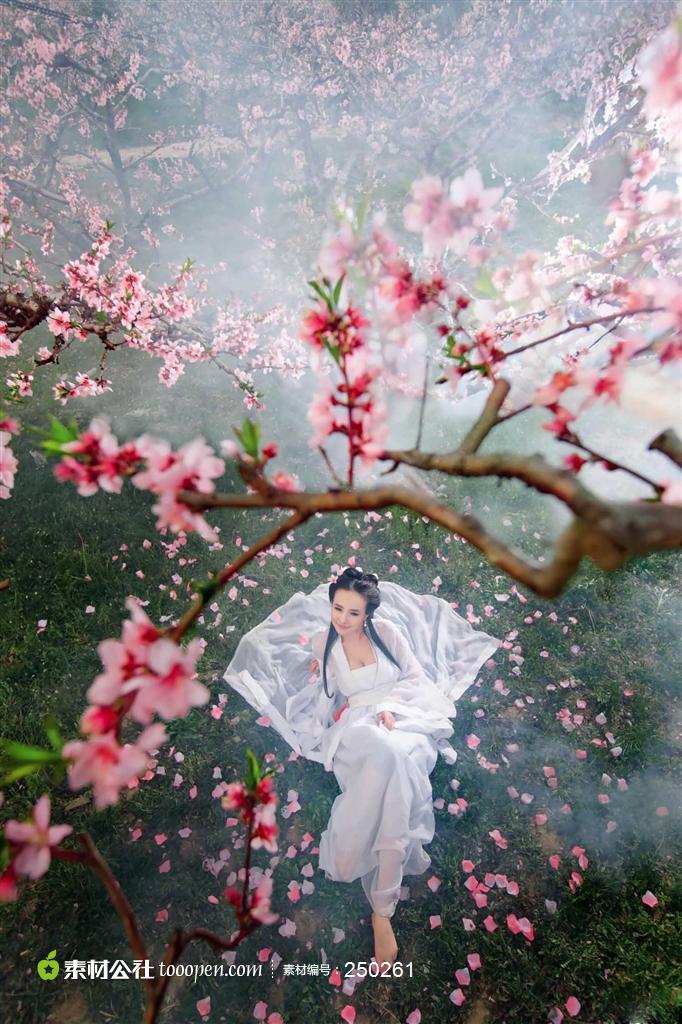 桃花树林中的古典美女--干露露 绾青丝,挽情思,任风雨飘摇,人生不惧