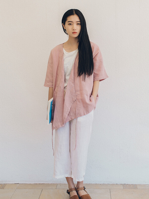 藕粉色的棉麻汉服配上宽松的同质感的裤子,仿佛吹来了古时的一阵清风