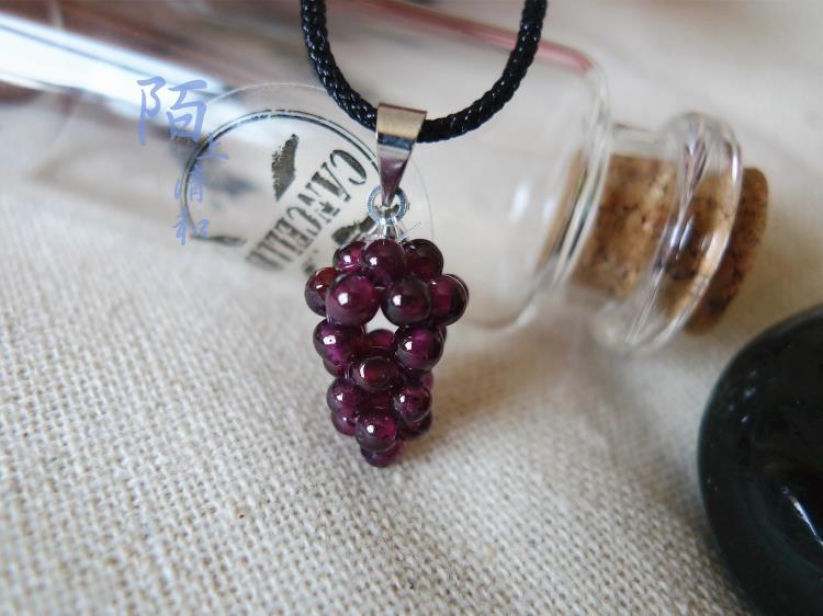 纯手工编制小葡萄款mini吊坠,超小紫红色石榴石小珠子编成,对光可见