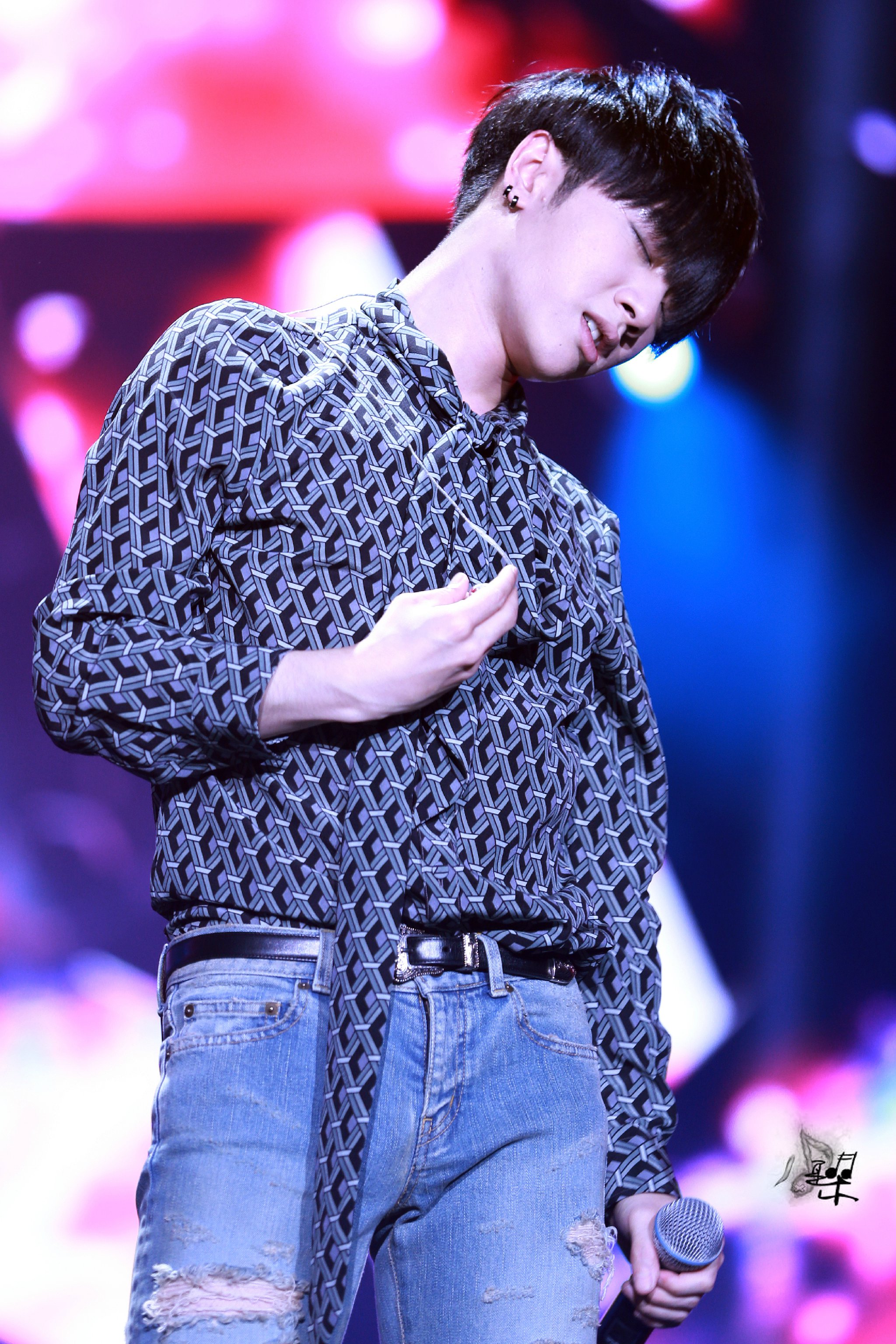 【2015上海火星演唱会】#华晨宇# 翩翩公子独立于秋月下,思及伊人