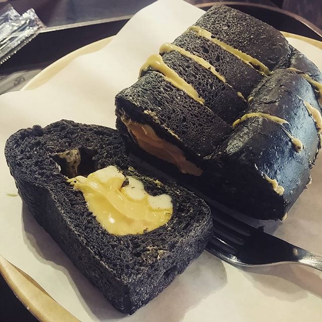 rollingpin 芝士黑面包