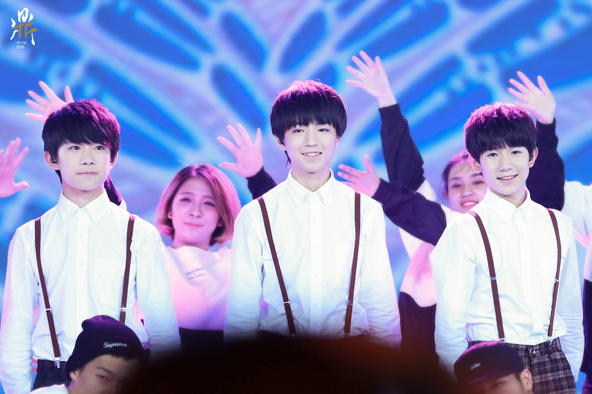 tfboys# 回忆里的校舍不染尘埃,回忆里的阳光是琥珀般的色彩,回忆里