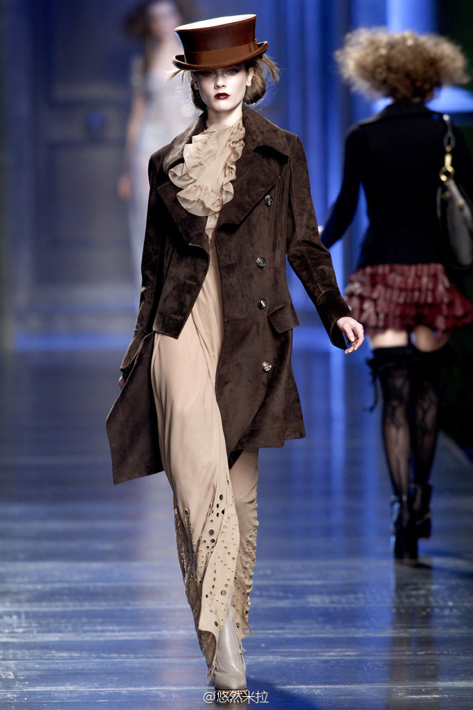 christian dior皮衣,christiandior衣服 christian dior fall 2010 # 超模 karlie kloss开秀.