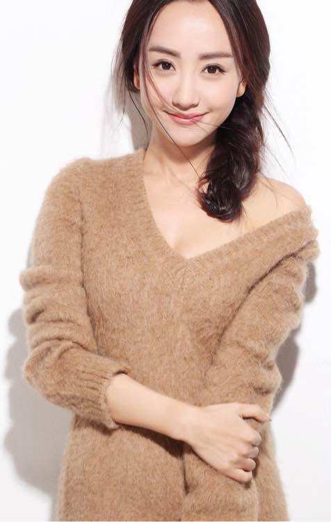 现代装 辫子 褐色毛衣 秋冬季 包子脸 可萌可御姐 美 杨蓉