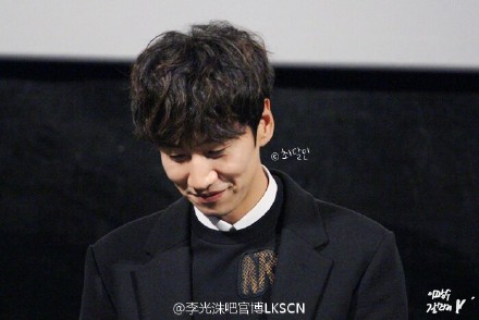 演员李光洙 25日舞台问候饭拍cr lksdc
