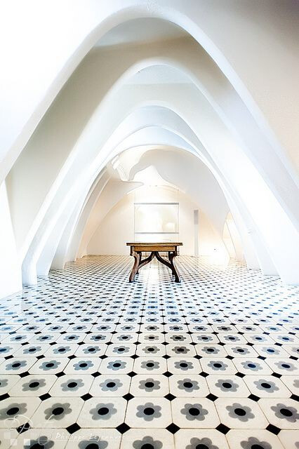 分享来自西班牙建筑师高迪的前卫公寓设计作品,这栋公寓位于西班牙