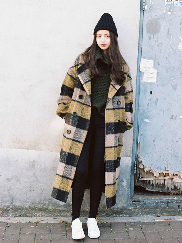 经典的格子毛呢大衣,宽松版型,款式也是修身的那种,搭配开叉高领毛衣