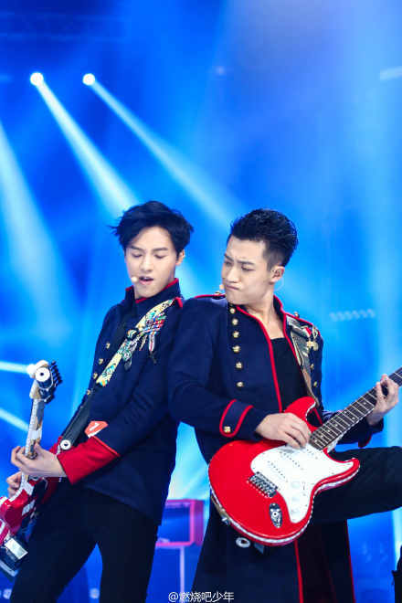【#燃烧吧少年# 看点】本期节目中,春掌门特意为韩沐伯,嘉成兄弟挑选