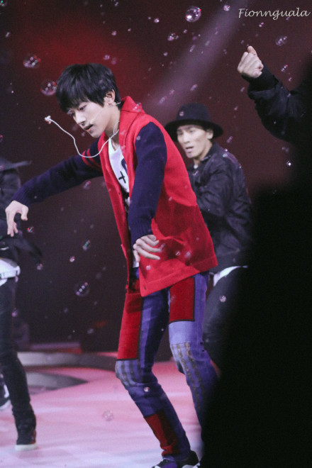 易烊千玺# 分析一个戏多的耳机 @tfboys-易烊千玺