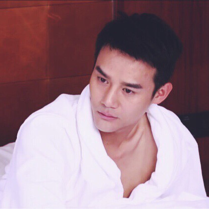 王凯kkw# 像大片儿一样的"床照"