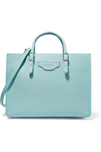 它采用耐磨的浅碧蓝色纹理皮革于意大利制成,内设大