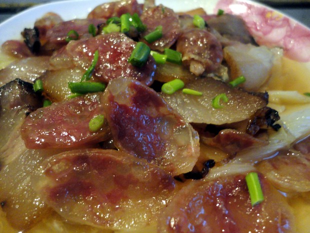 腊味合蒸 - 在我们家乡,一到年底家家户户都要晒香肠和腊肉,每每看到