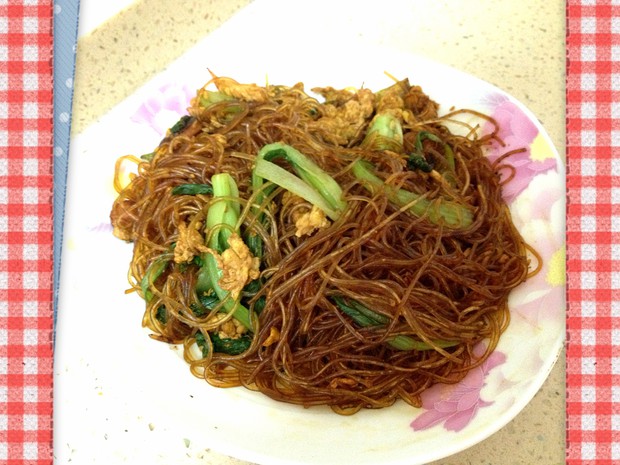 快手青菜鸡蛋炒粉丝 - 炒粉丝读书的时候经常买来当午饭呢