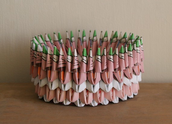 白色和绿色条纹粉色纸碗:独特的圆柱体造型