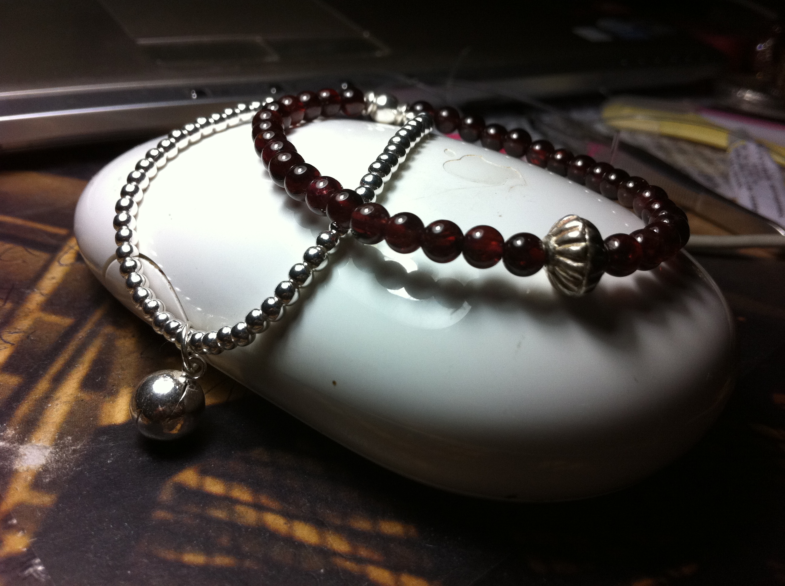 很简单的石榴石和纯银珠子搭配的手链,上面还有一枚银的小铃铛~石榴石