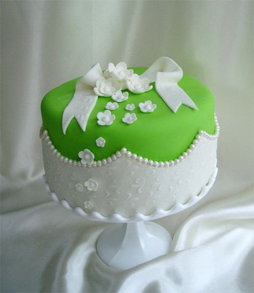 绿色系的蛋糕,还有小花点缀清新那!