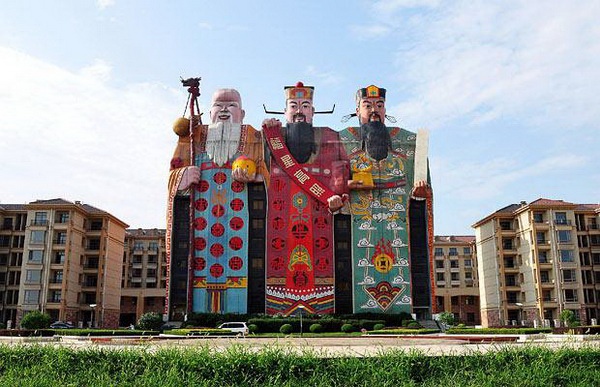 天子大酒店位于河北燕郊开发区,外形为传统的福禄寿三星彩塑,高41
