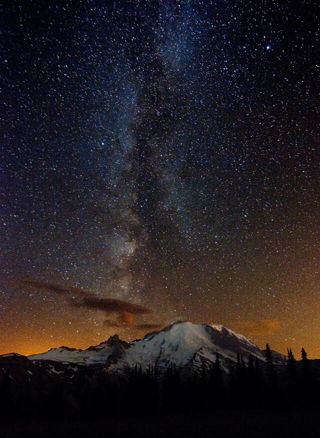 星空下的雪山泛着一层温柔的光芒.