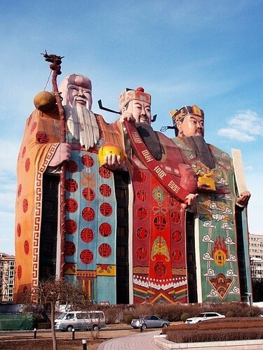 大酒店,位于北京东燕郊开发区的天子庄园项目内,外形为传统的福禄寿