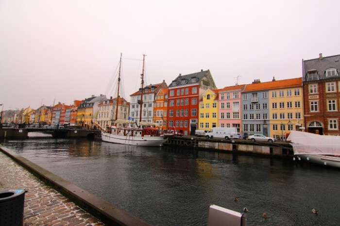 【丹麦】著名的丹麦穿城河彩色房子群 远看非常有气势 这个场景出现在