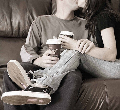 喜欢你的人,在你生病时,会讲好话关心你;爱你的人,在你生病时,他会