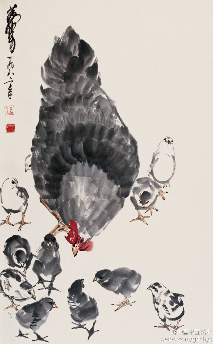 图中母鸡带着一群小鸡正在低头觅食,动作各异,或低头觅食,或相互对语