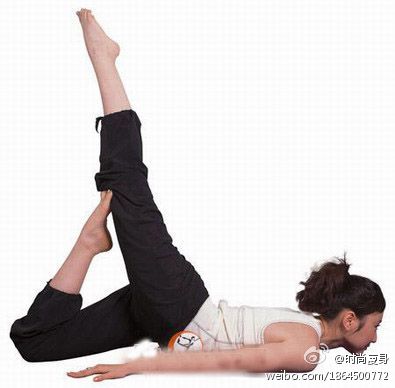 【瘦身瑜伽之美臀体位——蝗虫式】俯卧,双手心向下手臂紧贴身体,双腿
