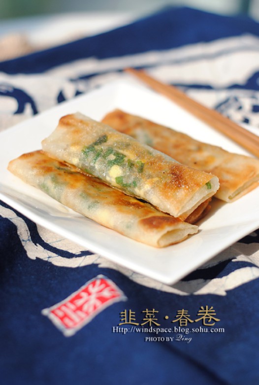 材料:韭菜,鸡蛋,粉丝,春卷皮(我这里的量足够做50个 2.