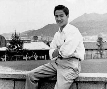 年轻的李小龙.