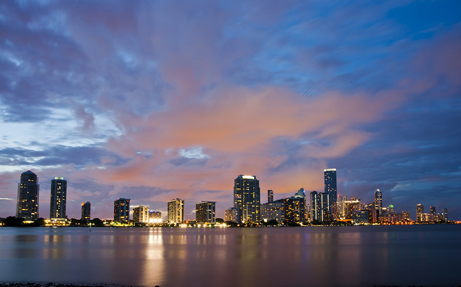迈阿密(miami)位于美国佛罗里达州东南角比斯坎湾,佛罗里达大沼泽地和