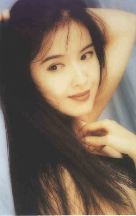 生于香港,籍贯广东中山,是1990年代于香港乐坛当红的女歌手