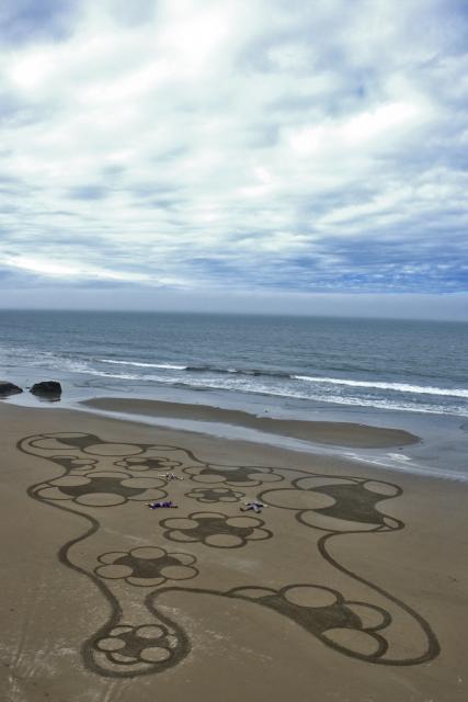 多(andres amador)喜欢在旧金山家附近的ocean beach海滩创作沙滩绘画