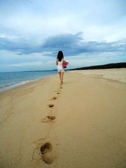 一个人,一排脚印