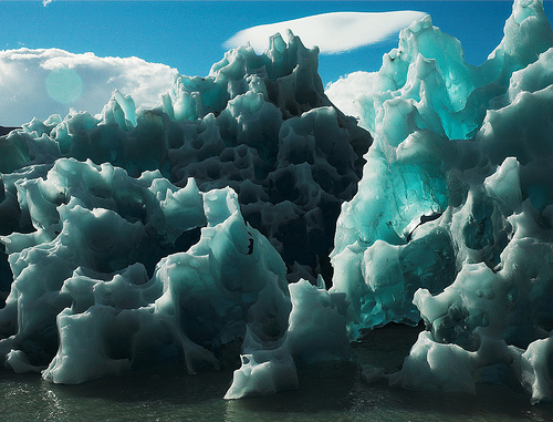 绝美冰山以及它们令人惊艳的条纹 冰山条纹可能由多种原因产生:不同