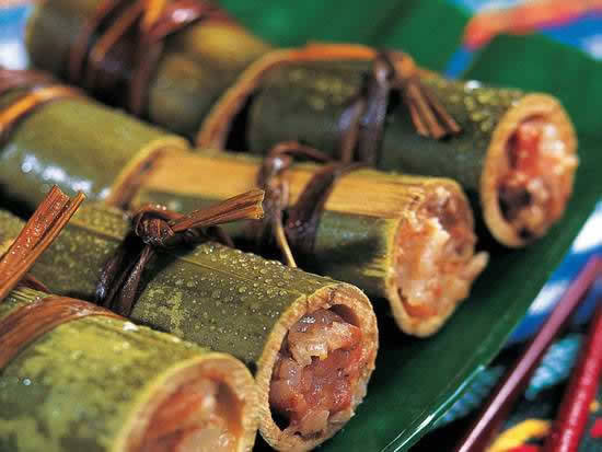 黎家竹筒饭是海南黎族的传统美食之一,是用新鲜竹筒装着大米和味料