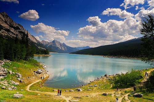 medicine lake, jasper (by james@toronto) 在大山大河间,心胸也会