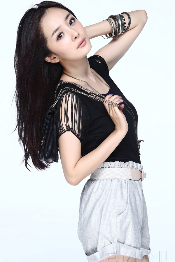 杨幂代言依米奴,波点蕾丝打造初夏轻熟装
