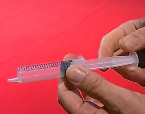 成本方面和普通注射器一样,厂商可以通过现有设备生产.