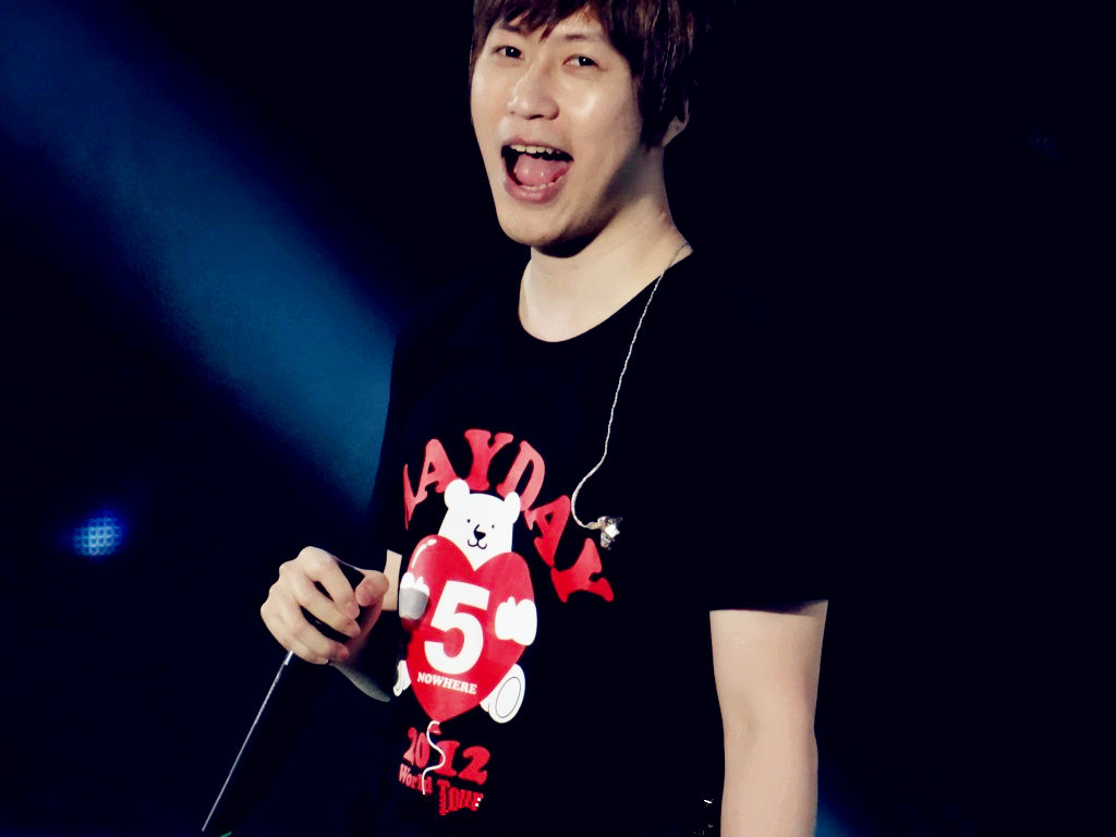 宽厚肩膀手指干净而修长 笑声像大海眼神里有阳光