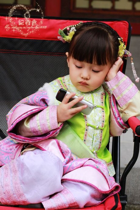 温宜公主玩电话,真的很可爱~!