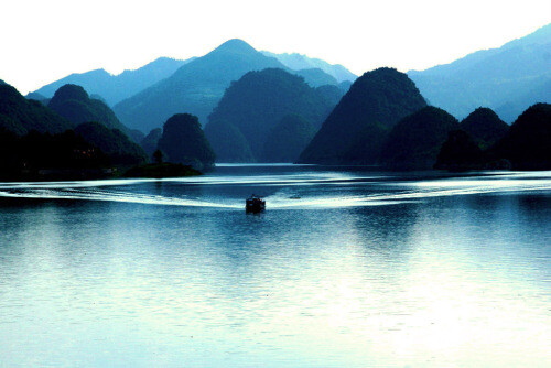 整个景区自然分成南湖,中湖和北湖,以低岛,孤峰相隔分.