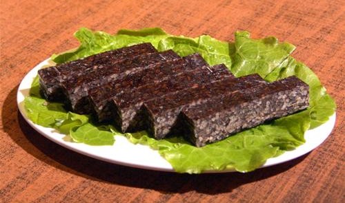 血糕 血糕荞麦面,猪血佐以其它配料蒸制成糕,然后切片油炸,抹上蒜汁后