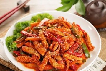 鱿鱼去除,将身子腿和土豆分开,洗净干净,将鱿鱼切成洋葱,白菜,辣淀粉鱿鱼条状v鱿鱼图片