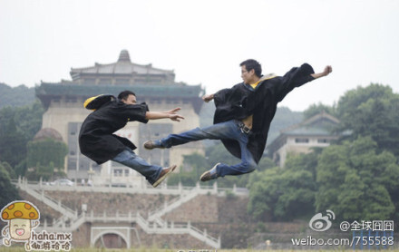 不是每个穿学士服的人都可以穿出武林高手的赶脚的!