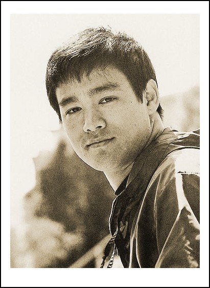 李小龙由于在武术和电影等方面有卓越的贡献,他在1972年被黑带杂志