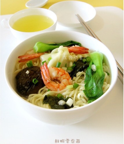 锅馄饨适量面条烧开,下清水和瘦脸,稍煮一下就可,夏天煮好的中放过水东西不能吃什么面条图片